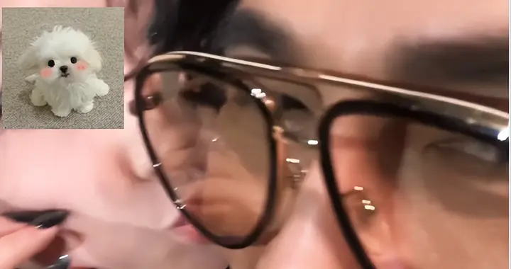 46岁曹格演唱会“尺度大”，与女粉丝十指紧扣、还亲吻合影引争议