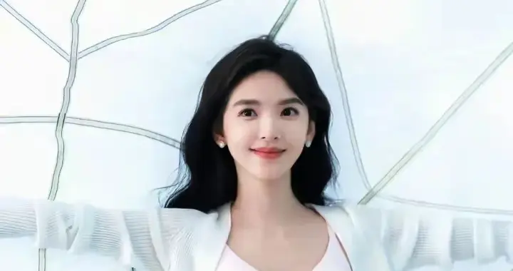 章若楠这种邻家女孩，谁不曾梦想拥有，笑靥如花就是她。