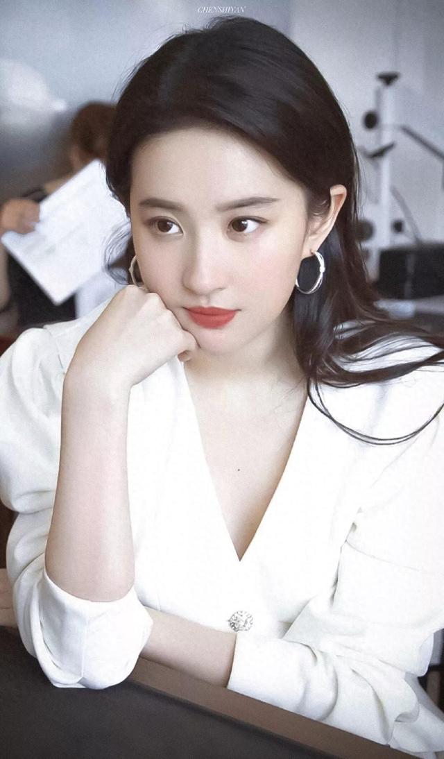 刘亦菲：明明普通的长相，却为何被推上神坛？网友一句话道出真相