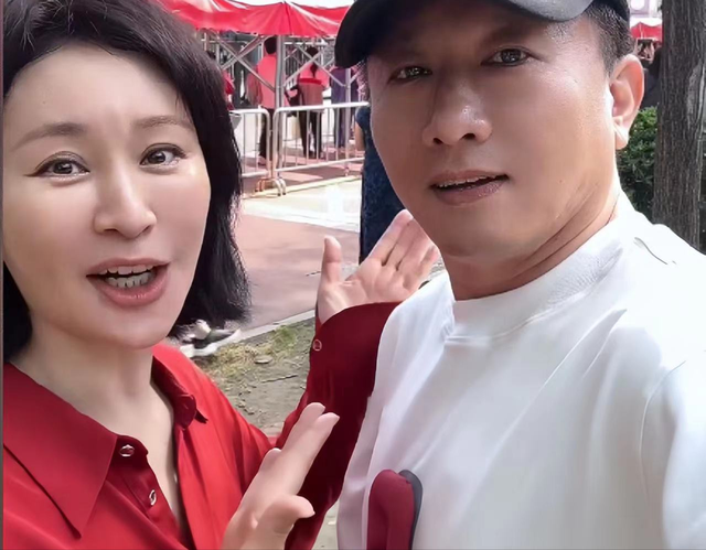 房子斌杨雨婷送女高考，两人激动的眼眶泛红，豆丁个子高挑很出众