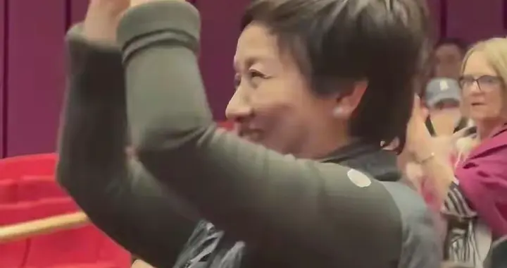 68岁邓婕素颜出镜，满脸皱纹朴素穿着，模样酷似普通农村老太