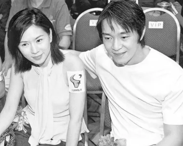 周星驰|喜剧之王周星驰：因电影放弃最爱的女人，采访中悔恨落泪抱憾终生