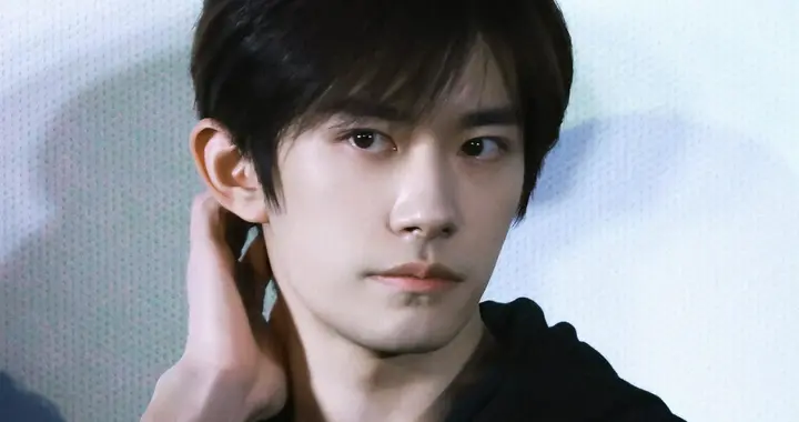 易烊千玺向剧组道歉，中止进组安排，强行让自己休息！令人心疼！