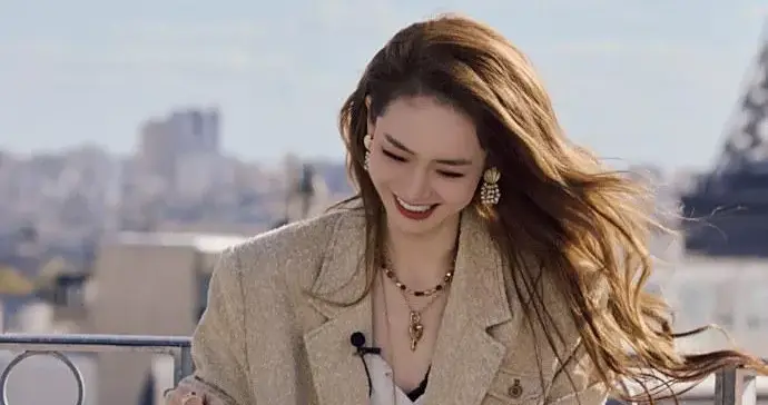 戚薇私服造型真时髦！穿西装+白色长裙，减龄又高级！