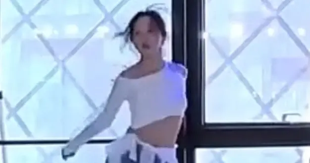 笑死！马龙妻子夏露舞姿美上热搜，评论区却全是龙队表情包哈哈～