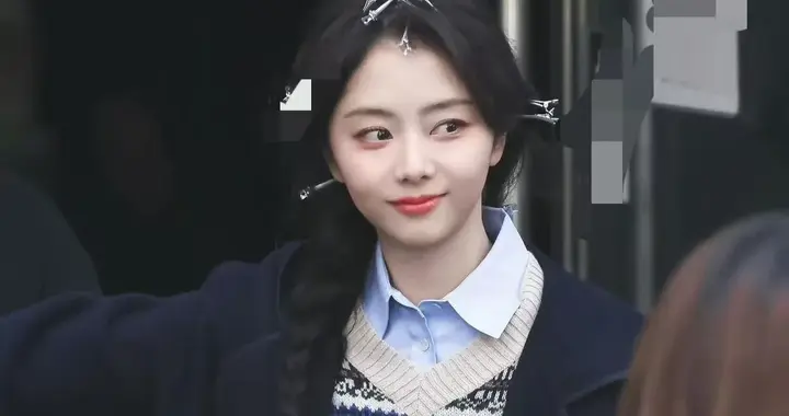 35岁的谭松韵比00后更显嫩！穿藏蓝大衣+马甲+皮短裙，减龄又时髦