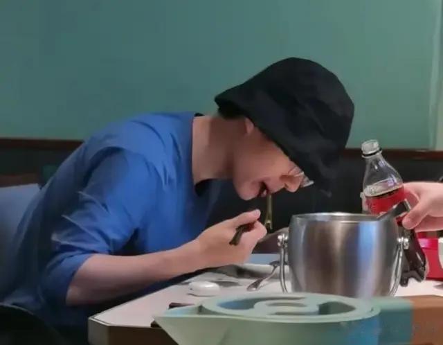 刘昊然吃饭被偶遇 大方堂食接地气 边吃饭边看手机 侧颜出镜很帅气