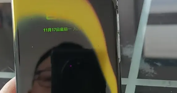 華為Mate 30 RS保時捷被火燒到面目全非：還能充電玩游戲