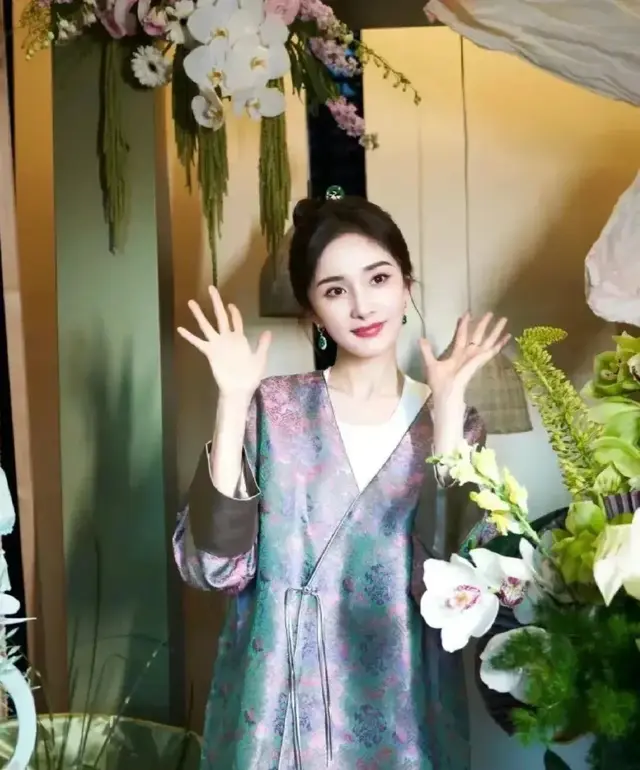 杨幂的“私人住宅”火了，爸爸亲自打理院子，网友喊“岳父”！