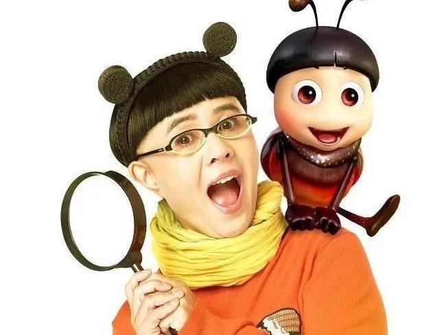 央视|56岁金龟子太掉价！穿短裤跑去给网红主持婚礼，鞋底厚得像踩高跷