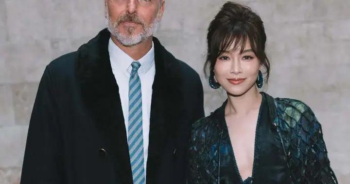 文咏珊亮相米兰时装周，身穿蓝色深V礼服，飘逸潇洒