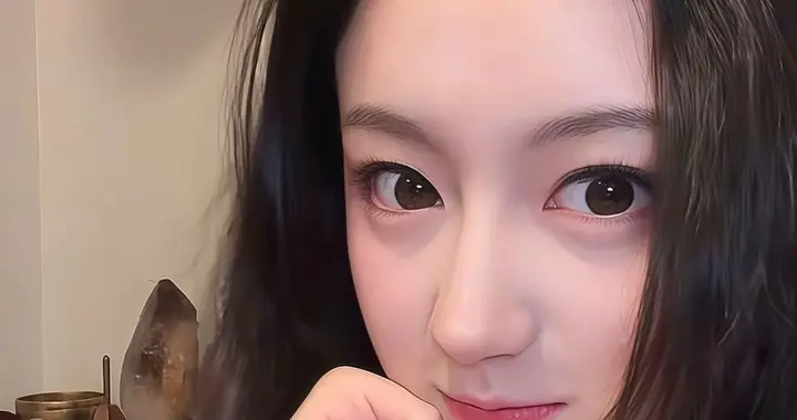 裴佳欣，17岁可爱小甜妹，有颜又有才，真让人喜欢