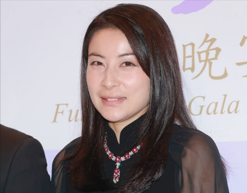 奔赴巴黎，被指“面相变了”的郭晶晶，再次印证了黄圣依的话！