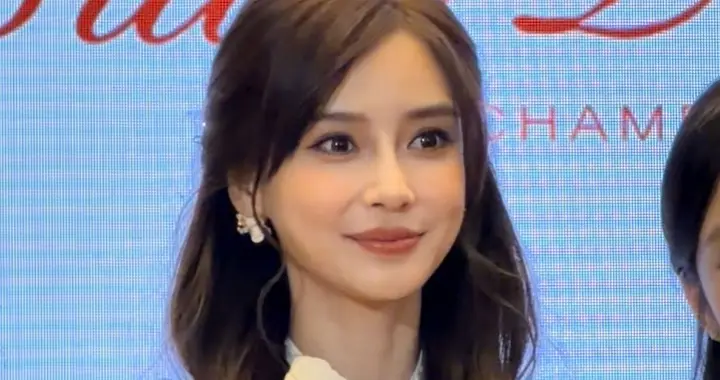 Angelababy出席活动，身穿带有蝴蝶结的黑白裙装，公主风妆造很甜