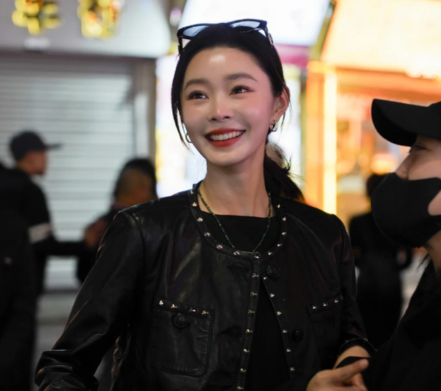 宋轶竟然这么高，在人群中好突出，穿搭也越来越白敬亭化了