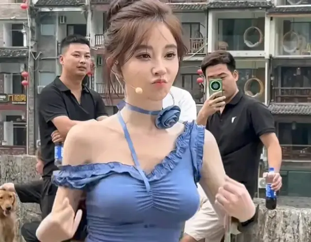 偶遇冯提莫户外直播，服装廉价布料少，胸垫看起来也很夸张！