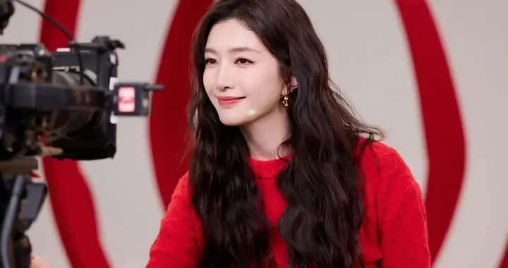 江疏影解锁红系造型，羊毛卷尽显灵动元气，墨镜一戴秒变酷飒范儿