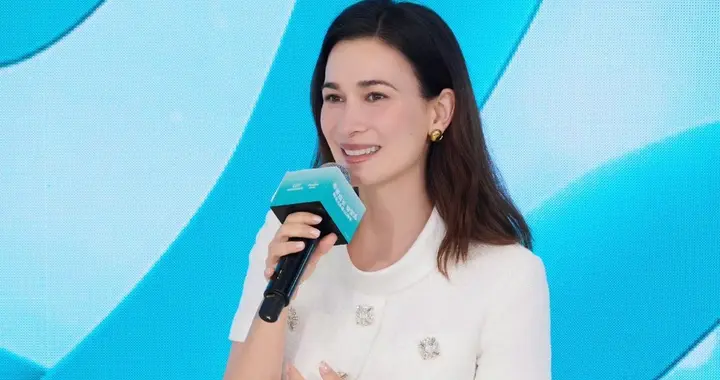 卢靖姗把小香风穿出东方温婉感，这套全白穿搭适配度拉满