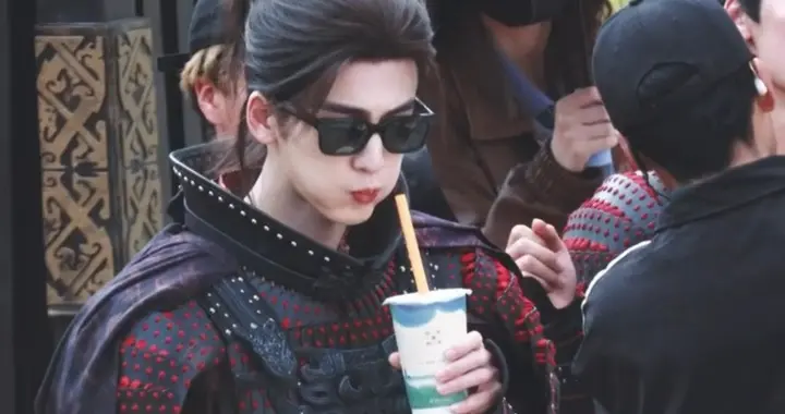 笑不活了！张凌赫《归鸾》路透封神：铠甲配墨镜喝奶茶反差萌炸了