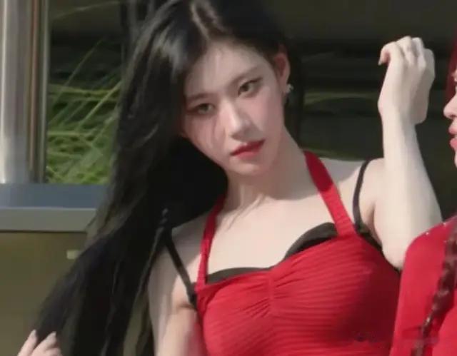 ITZY李彩玲，“丑小鸭”逆袭女神，这个是什么看人的眼神啊