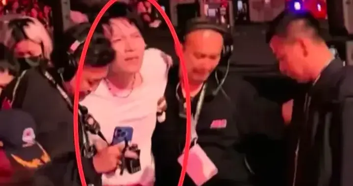 杨宗纬送医过程曝光！痛苦到站不起来，被强架着走，地上全是尖物