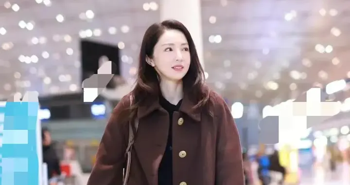 董璇的机场私服真时髦！美拉德大衣+打底裤+长筒靴，高级又洋气！