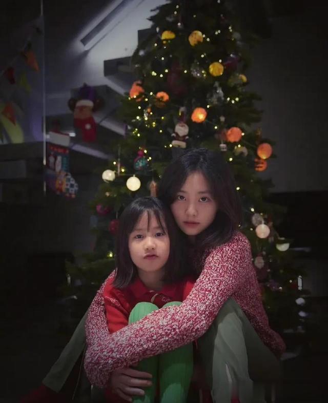 黄忆慈|黄多多晒圣诞自拍，大眼睛厚嘴唇，整个人都漂亮迷人而且成熟稳重