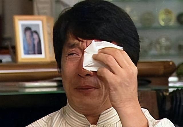 成龙私生女一生被嫌弃，现摆脱同性婚姻束缚，放下一切重拾自我