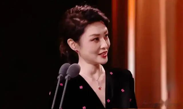 56岁周涛素颜真实状态曝光，气质绝佳似40岁，这才是央视最美主播