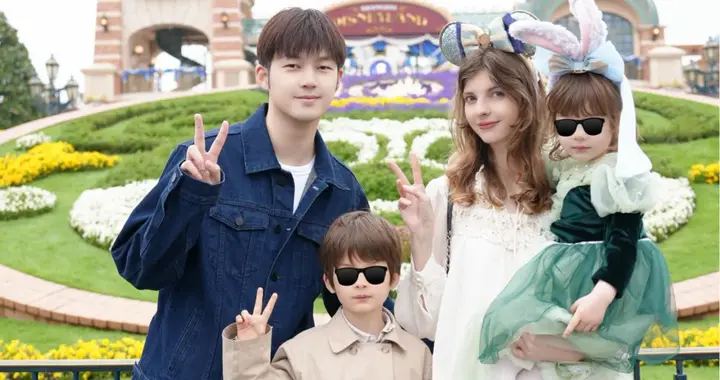 董力晒一家四口游迪士尼，俩孩子颜值好高，儿子像爸爸女儿像妈妈
