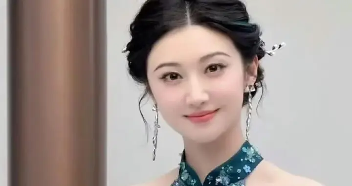 景甜37岁肌肤白到发光，旗袍造型惊艳，网友直呼不敢相信