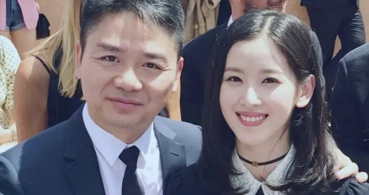 刘强东夫妇参加APEC峰会，女方穿四万外套气场十足，男方全程服侍