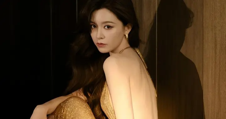 文咏珊深 V 吊带裙封神！每一寸曲线都在发光