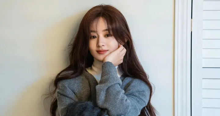 赵丽颖秋日慵懒风大片：针织温柔与复古情调的双向奔赴