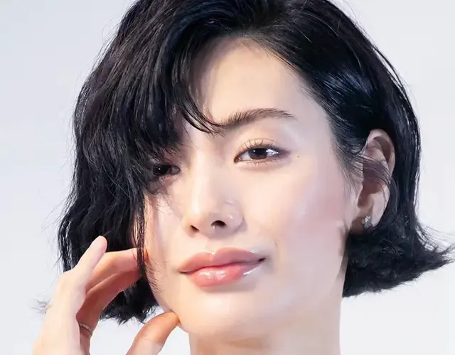 韩国女星林珍娜出席活动，短发造型搭配水光肌，气场越来越浑浊了
