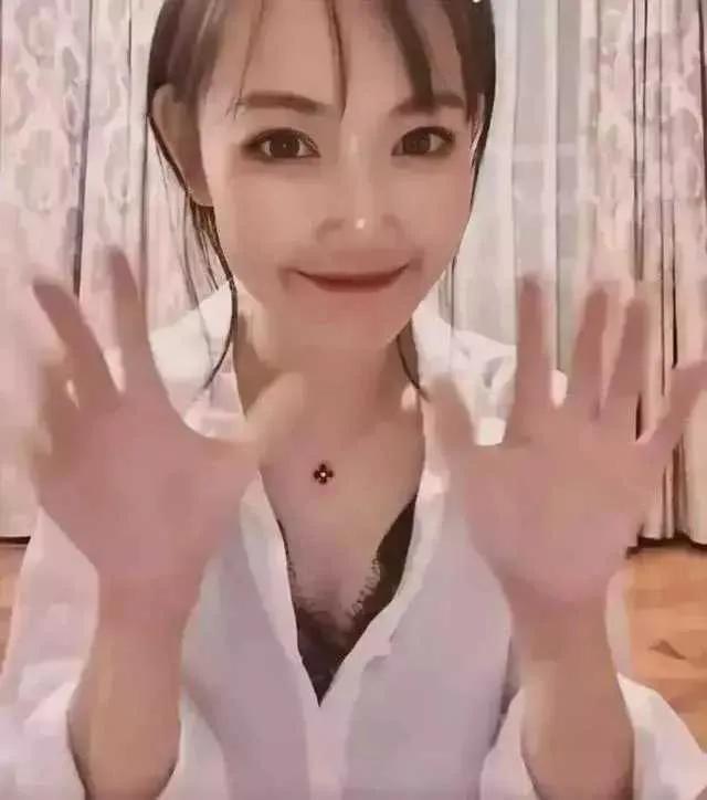 王宝强前妻马蓉直播哭诉，活成了大家的笑柄，网友提醒：扣好衣服