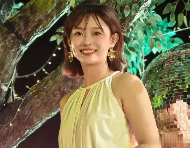 主持人李七月今日分享靓照，一袭白色挂脖裙国色天香，才貌双全！