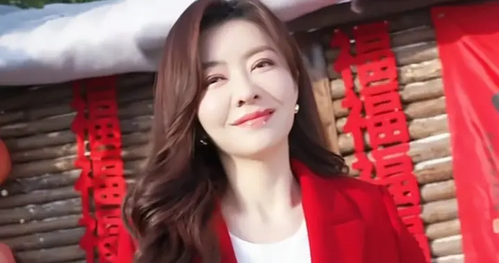 45岁熊黛林新年穿搭：微卷发+红大衣+牛仔裤，喜庆又时尚，像28岁