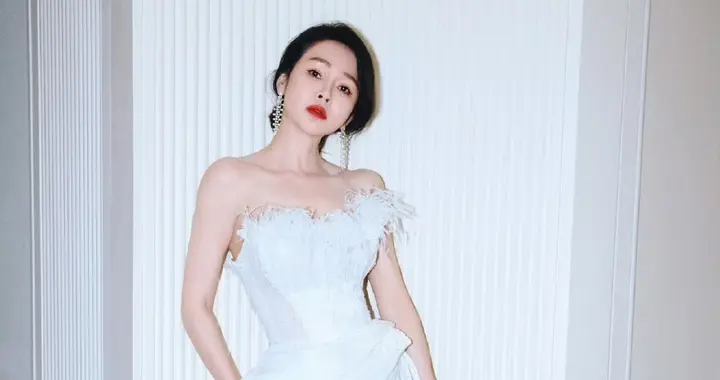 于明加，韵味十足的白纱裙穿搭。