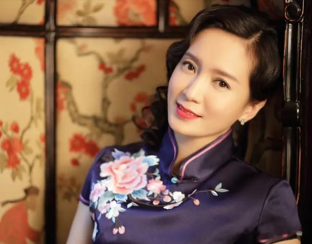 她长得漂亮演技好，出道26年戏红人不红，双亲离世后被丈夫宠成宝