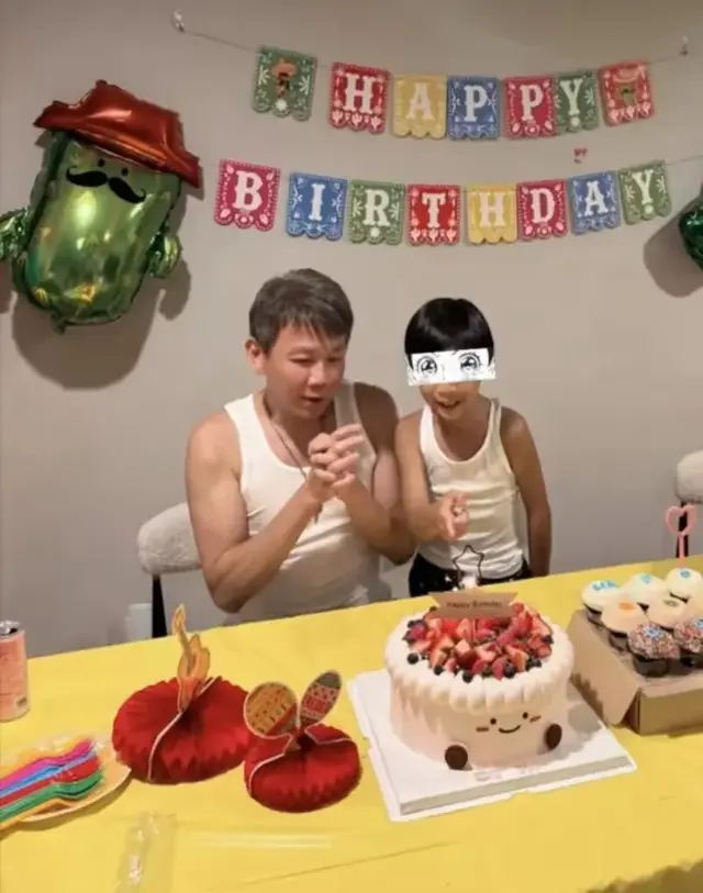 56岁陶喆美国庆生，娇妻江佩蓉小短裙抢镜，同框似两代人