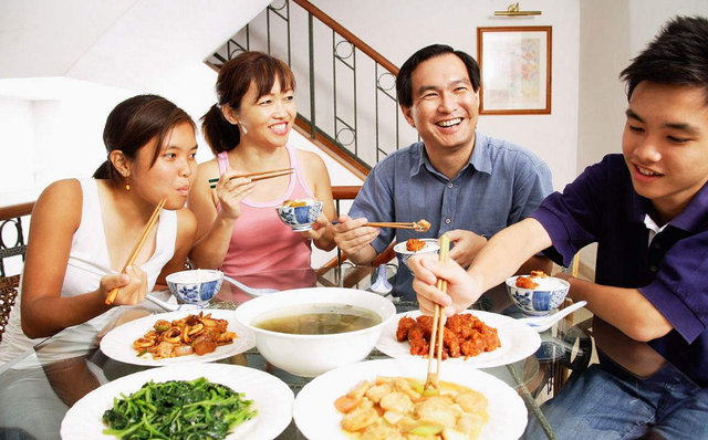 一天2顿饭和一天3顿饭，哪种更健康？医生：吃饭时注意这些最重要