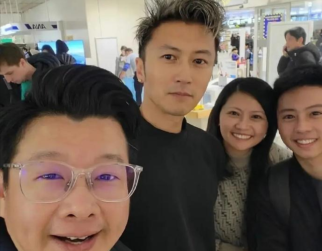 谢霆锋与陈冠希在街头偶遇，年龄好像差了一代人，他可是80后呀！