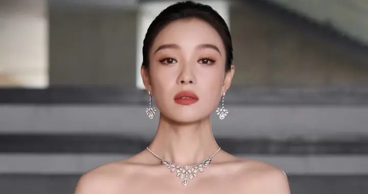 倪妮优雅现身，金色长裙衬得她高贵迷人，每一步都仿佛走在红毯上