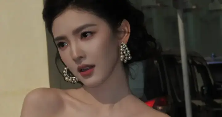 内娱白月光！章若楠白茉莉花造型真是太绝了，披肩成全场焦点！