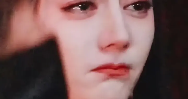 迪拜惊魂14天后首亮相！迪丽热巴一张合照，暴露了她的真实处境