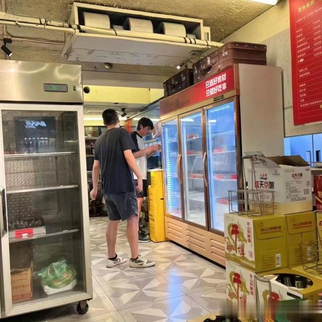 林更新回老家撸串，点了一箱啤酒，喝得面红耳赤，网友：过于真实