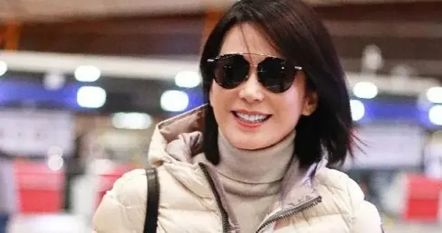 俞飞鸿真是70后穿搭标杆！羽绒服+牛仔裤+雪地靴，时髦减龄又洋气