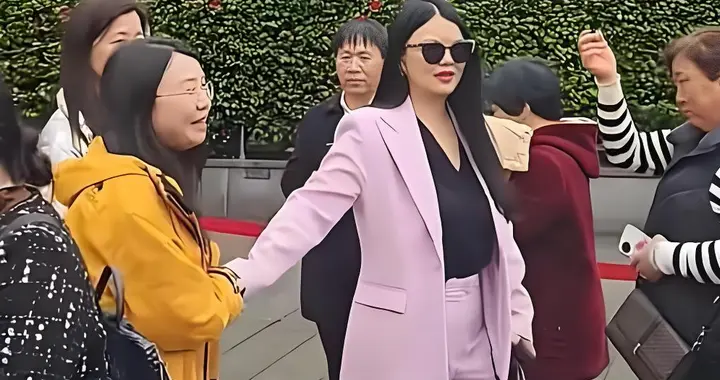 李湘风波后首露面，近照瘦了一圈！和女儿一起出席活动气场仍很强