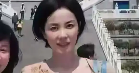 王菲在福建寺庙祈福被偶遇，棉麻素衣加持，美成“人间仙子”